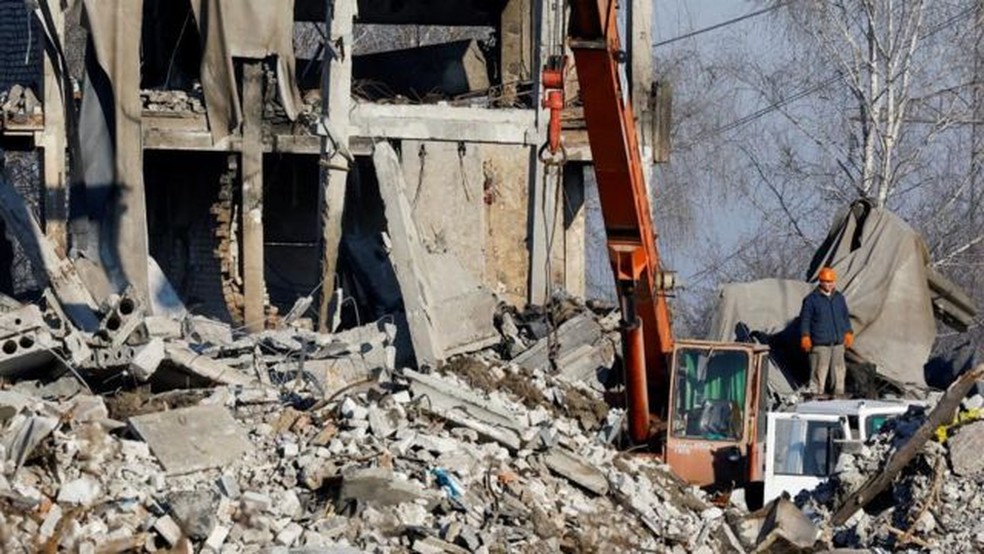 O prédio que abrigava os recrutas foi praticamente destruído no ataque ucraniano — Foto: REUTERS