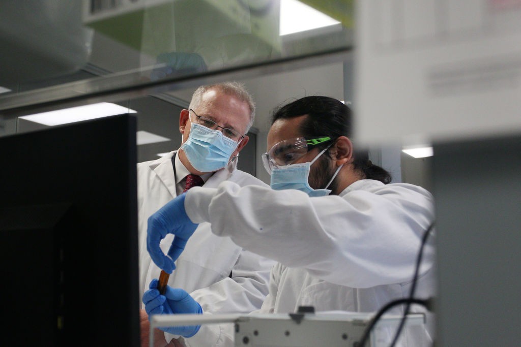 SYDNEY, AUSTRALIA - AUGUST 19: Prime Minister Scott Morrison meets with team member Gaby Atencio in the Analytical Laboratory at AstraZeneca on August 19, 2020 in Sydney, Australia. The Australian government has announced an agreement with the British pha (Foto: Getty Images)