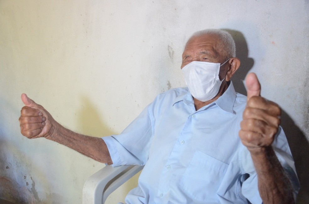 Francisco Xavier do Nascimento, de 112 anos, foi vacinado contra a Covid-19 em São Gonçalo do Amarante, RN — Foto: Júnior Santos/Prefeitura de São Gonçalo do Amarante