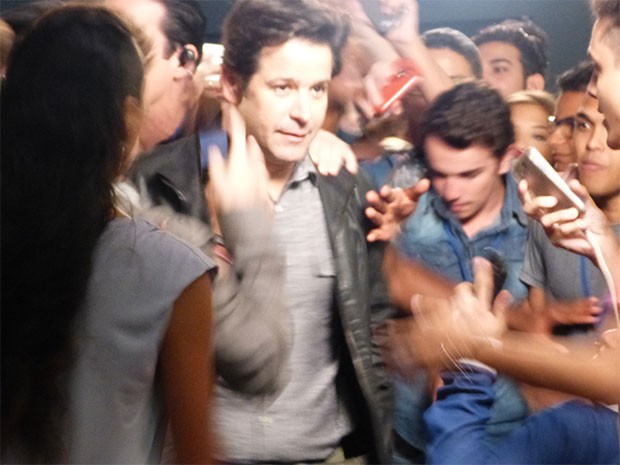 Jonas, nos áureos tempos, assediado por jornalistas e paparazzi (Foto: Fato na Rede)