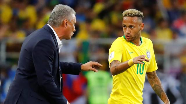 Tite conversa com Neymar durante jogo contra a Sérvia