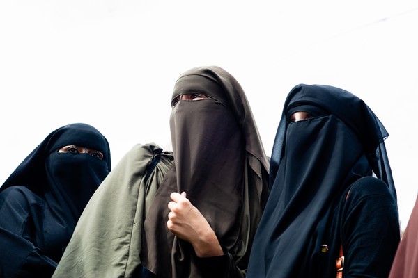 Mulheres de burca, veste usada por membros das Forças Especiais inglesas para escapar dos Talibãs (Foto: getty)