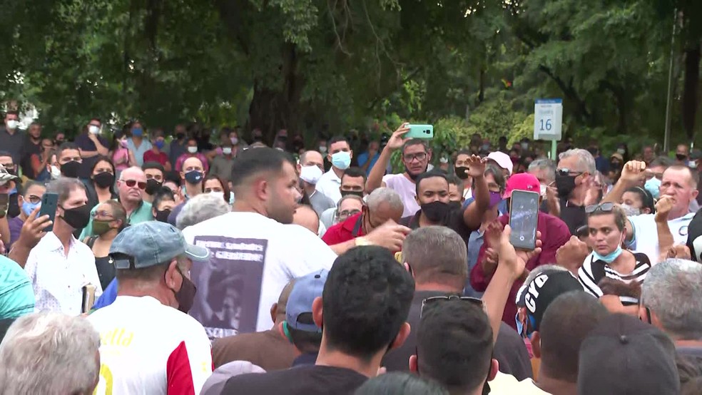 Multidão acompanhou o enterro de Albérisson Carlos, assassinado a tiros, no Recife  — Foto: Reprodução/TV Globo 