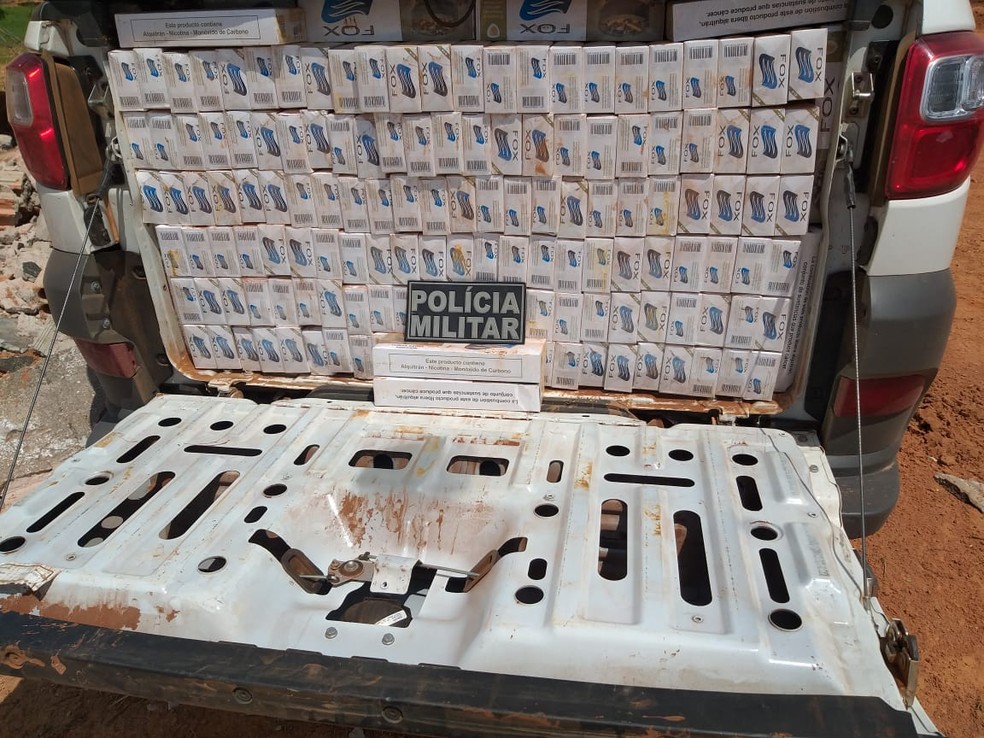 Um jovem foi preso nessa quinta-feira (31) com mais de 13 mil maços de cigarro contrabandeado no município de Tesouro — Foto: Polícia Militar de Tesouro