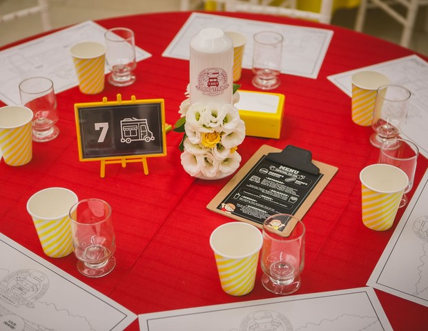 Em cada mesa de convidados, havia um cardápio em uma lousa com os pratos servidos pelo buffet da festa (Foto: Divulgação / Vivian Gradela )