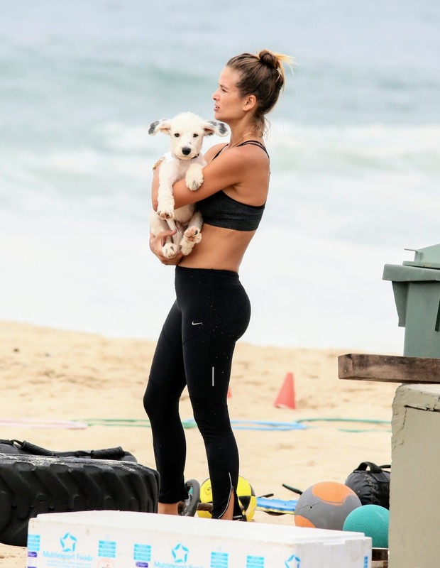 Luiza Valdetaro treina na companhia de cãozinho de estimação (Foto: Daniel Delmiro/AgNews)