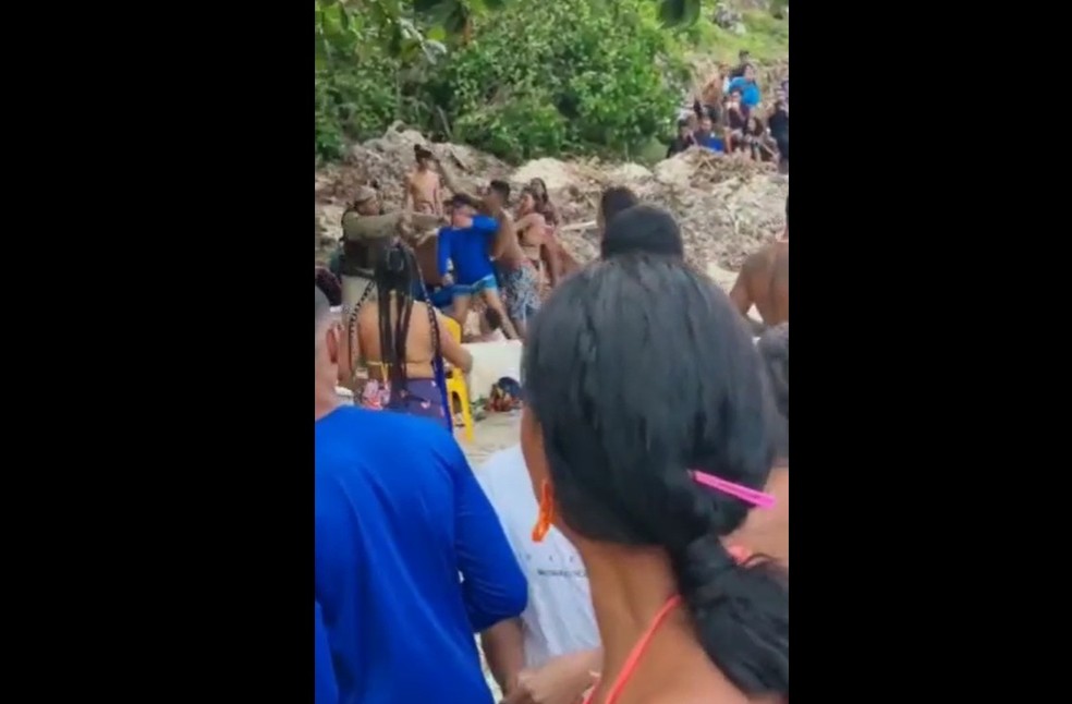 Policial militar é agredido com garrafada na cabeça em praia no sul da Bahia — Foto: Reprodução/Redes Sociais