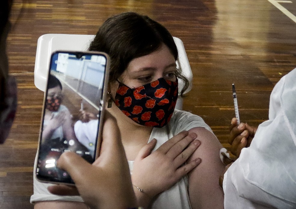 Adolescente é vacinada contra a Covid-19 em Osasco, na Grande SP. — Foto: ALOISIO MAURICIO/FOTOARENA/ESTADÃO CONTEÚDO