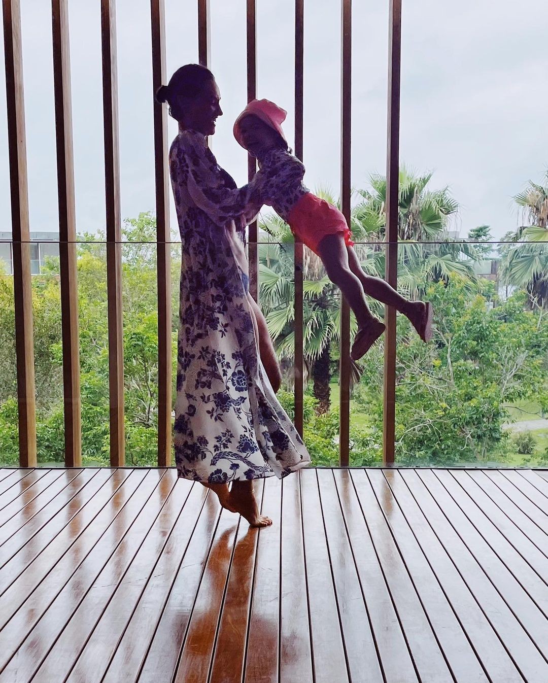 A atriz Débora Nascimento brinca com a filha (Foto: Reprodução Instagram)