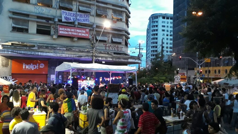 De acordo com a CUT, ato no Recife reuniu cerca de mil pessoas  (Foto: Marina Meireles/G1)