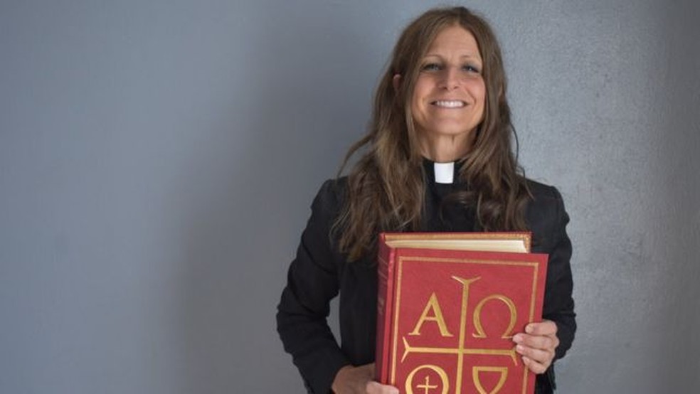 Anne Tropeano defende a 'expansão do símbolo do padre católico romano para incluir o corpo da mulher' — Foto: ANNE TROPEANO/via BBC