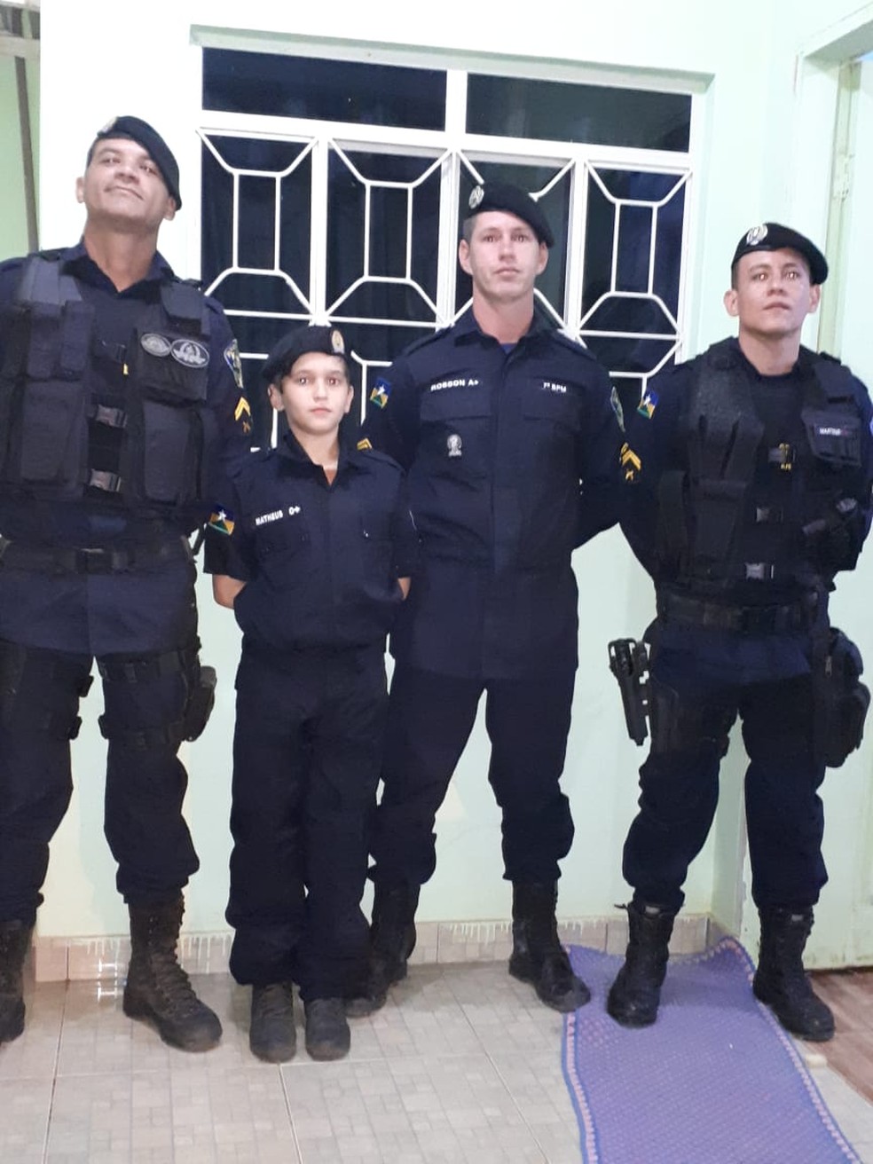 Policiais mandaram fazer uniforme mirim para Matheus — Foto: Reprodução/Redes Sociais