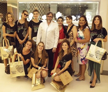 Na Joalheria D͟͟i͟͟ D͟͟o͟͟n͟͟n͟͟a͟͟, as fundadoras da marca (que comemora 17 anos) recebem o Vogue team e o designer de joias Manoel Bernardes.
