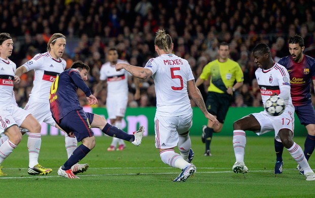 Messi chuta para marcar, Barcelona x Milan (Foto: AP)