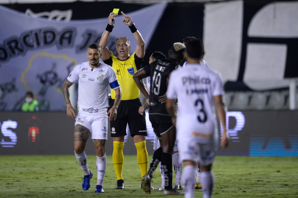Alison leva amarelo em confronto contra LDU — Foto: Staff Images / CONMEBOL