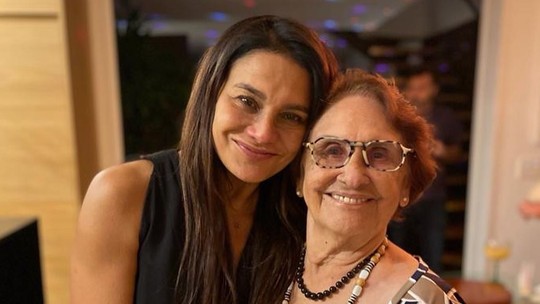 Dira Paes lamenta morte da mãe, aos 90 anos: "Partiu segurando a minha mão"