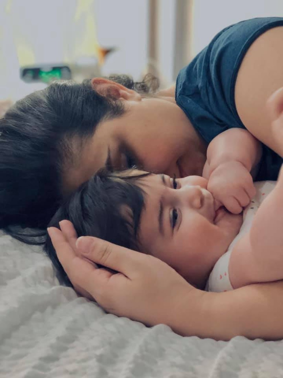 Na foto, Kurdia Molani, nascida em 2018, aparece com a mãe, Evin Arsalani, que também estava no avião. O pai da menina, Hiva Molani, também morreu no acidente.  — Foto: Reprodução/Facebook Evin Arsalani