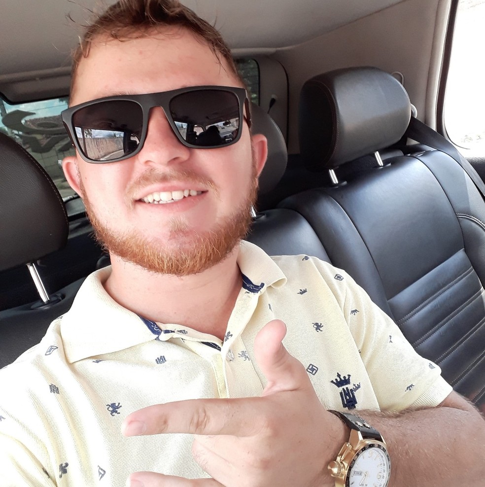 Abinadad Costa Moraes, de 24 anos, é procurado pela polícia — Foto: Facebook/reprodução