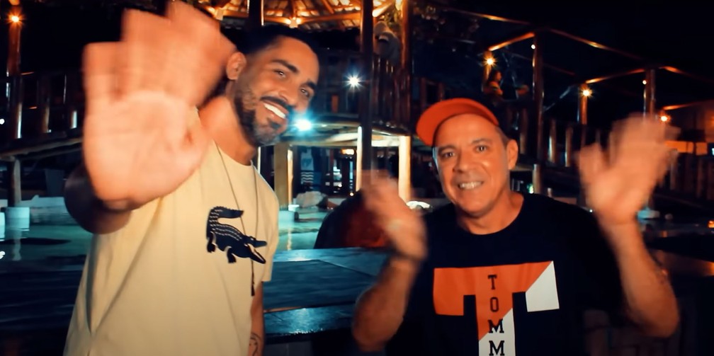 Juliano Maderada (à direita), criador de 'jingles de paredão', que exaltam Lula com ritmos dançantes nordestinos, ao lado de Thiago Doidão (à esquerda), seu parceiro na música 'Tá na hora do Jair já ir embora' — Foto: Divulgação