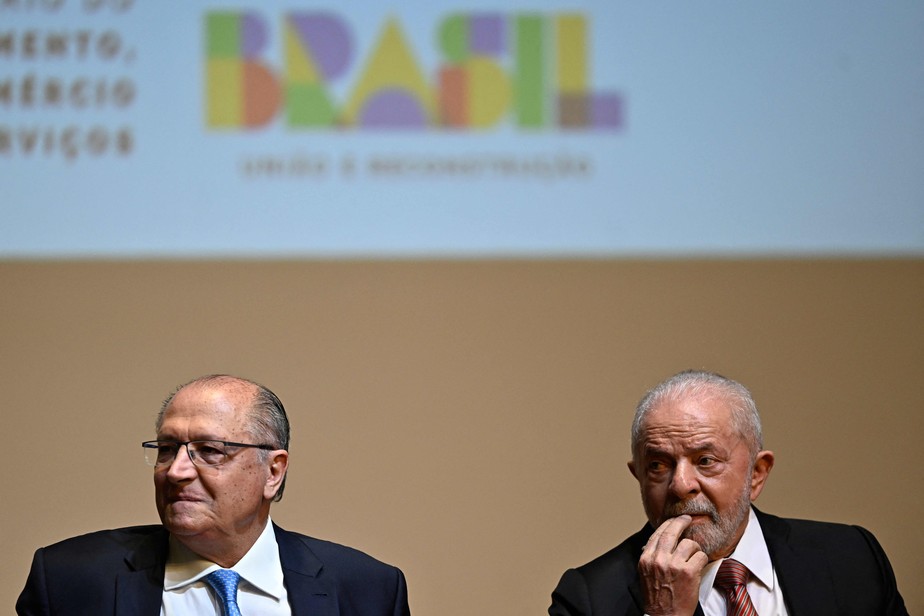 O vice-presidente Geraldo Alckmin ao lado do presidente Lula