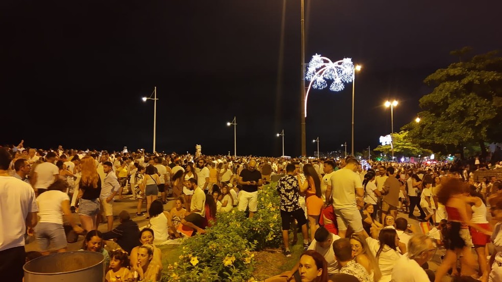 Público na Avenida Beira-mar Norte, em Florianópolis, aguarda chegada de 2023 — Foto: Daniella Coriolano/NSC TV