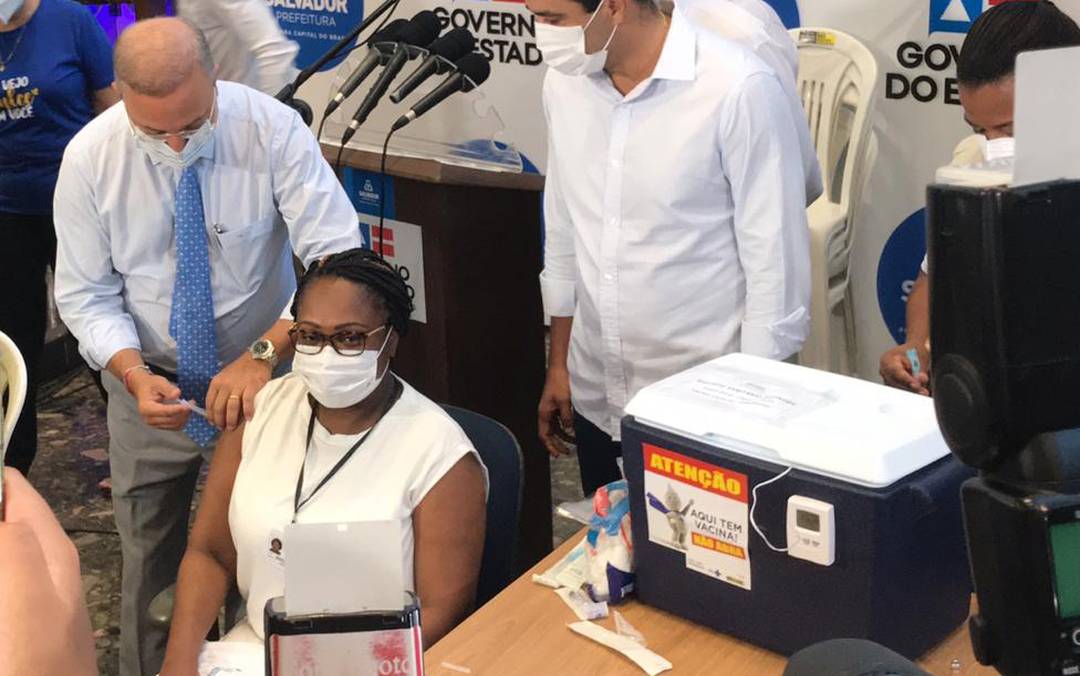Enfermeira foi a primeira pessoa vacinada na Bahia
