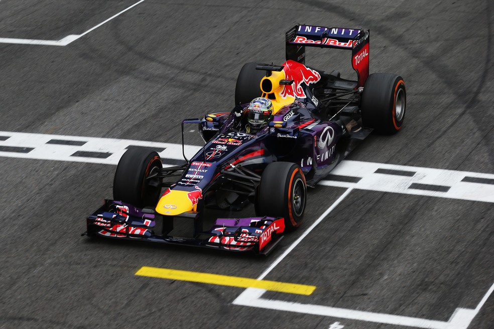 Vettel cruza linha de chegada para vencer GP do Brasil de 2013 — Foto: Getty Images