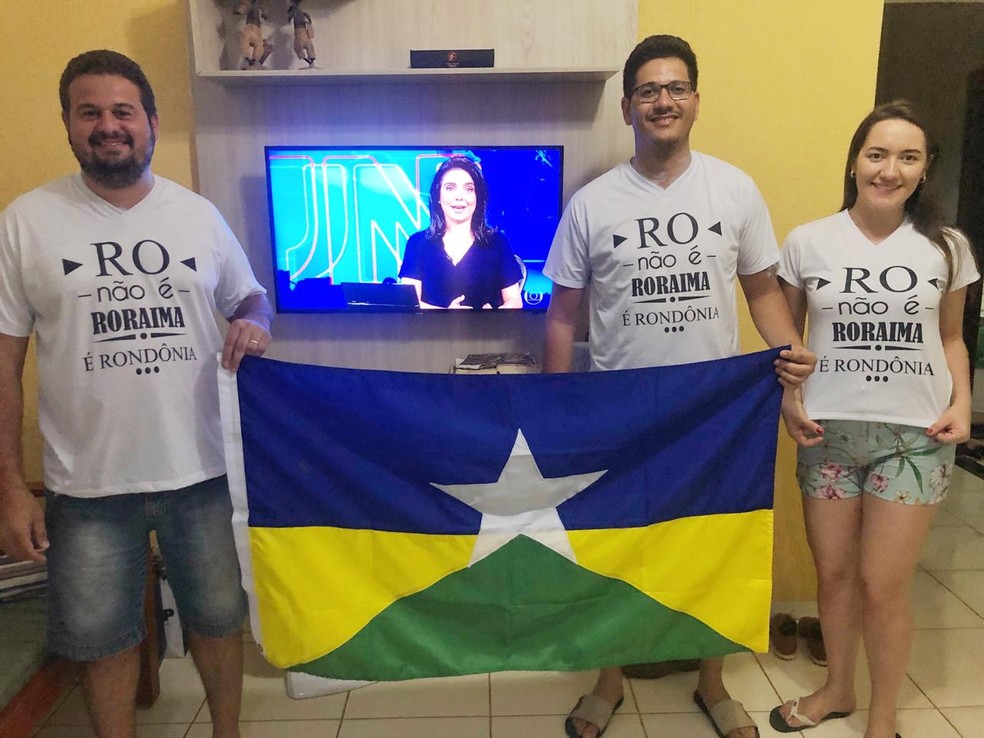 Grupo usou camiseta personalizada para assistir Ana Lídia no Jornal Nacional — Foto: Cláudia Mezzomo/ Arquivo pessoal 