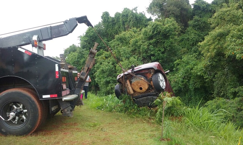 Motorista perdeu controle de veículo e caiu em córrego  (Foto: Arquivo Pessoal/Regiane Zanin)