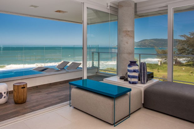 Apartamento minimalista enfatiza a integração com o mar em Florianópolis (Foto: José Luiz Somensi)