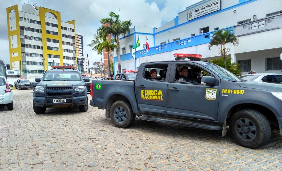 Equipes da Força Nacional deixam Academia da Polícia Militar para reforçar segurança nas ruas de Natal (Foto: Marksuel Figueredo/Inter TV Cabugi)