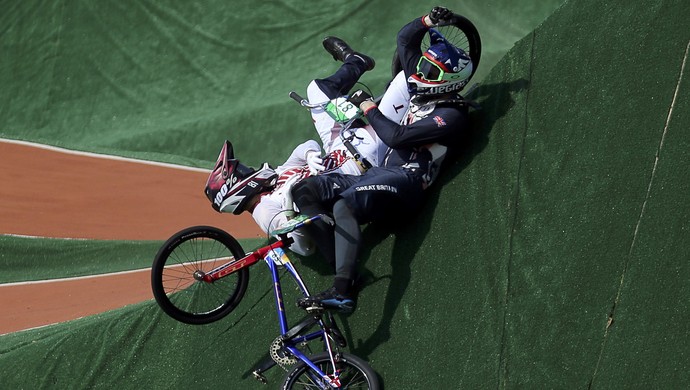 ciclismo BMX; olimpíadas; Maris Strombergs; latívia;  Liam Phillips; grã-bretanha; queda (Foto: Eric Gaillard/Reuters)