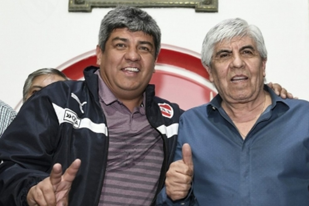 Presidente Hugo Moyano (D) posa ao lado do filho, Pablo (Foto: Divulgação/Independiente)