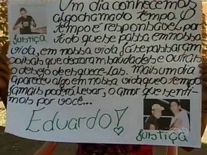 Em cartaz famíliares e amigos homenageiam jovem que foi morto no último domingo (26) (Foto: Reprodução/TV Anhanguera)