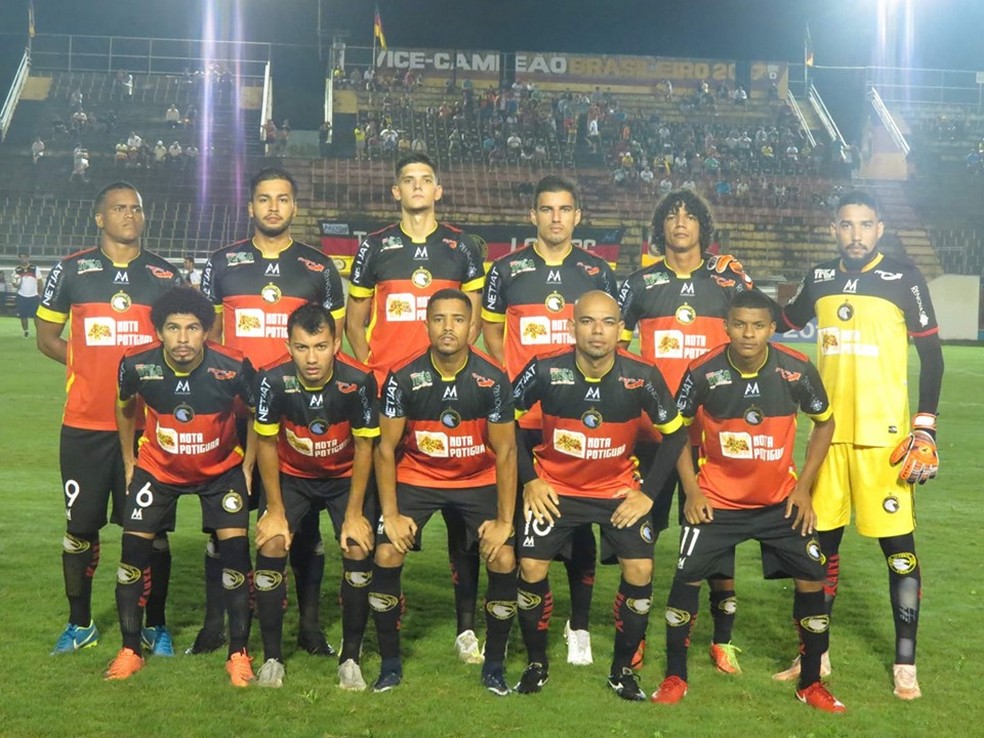 Bambam, primeiro em pé, da esquerda para a direita, antes de partida contra o Santa Cruz — Foto: Rhuan Carlos/GloboFC