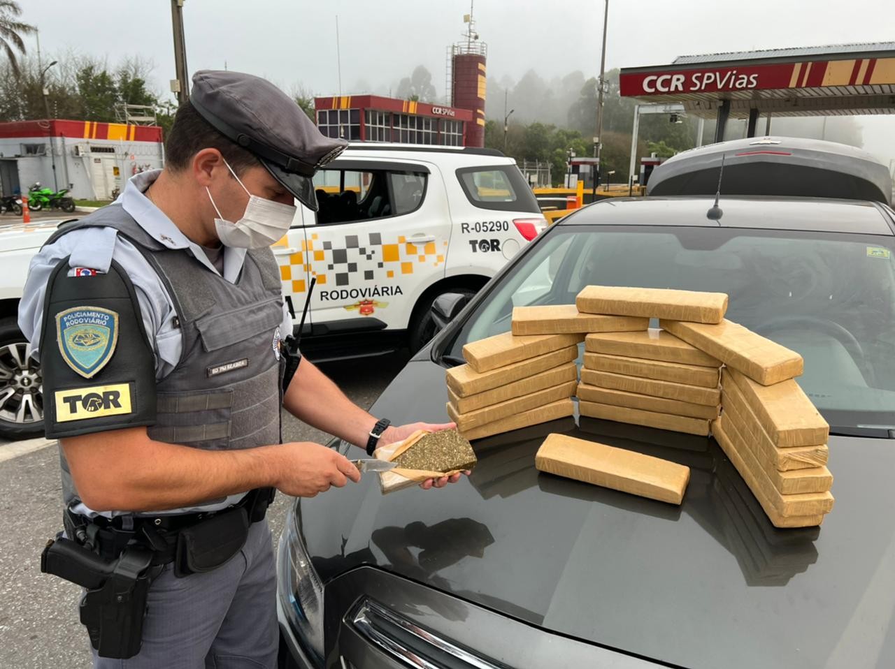 Casal é preso em praça de pedágio transportando tijolos de maconha