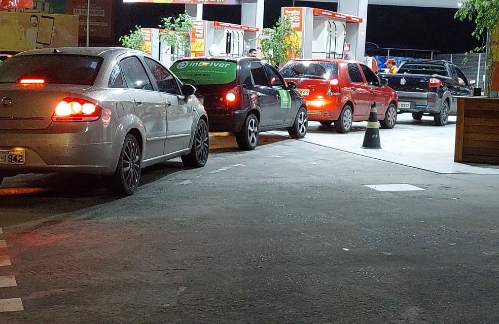 Após anúncio de reajuste nos combustíveis, postos registram longas filas em  Manaus | Amazonas | G1