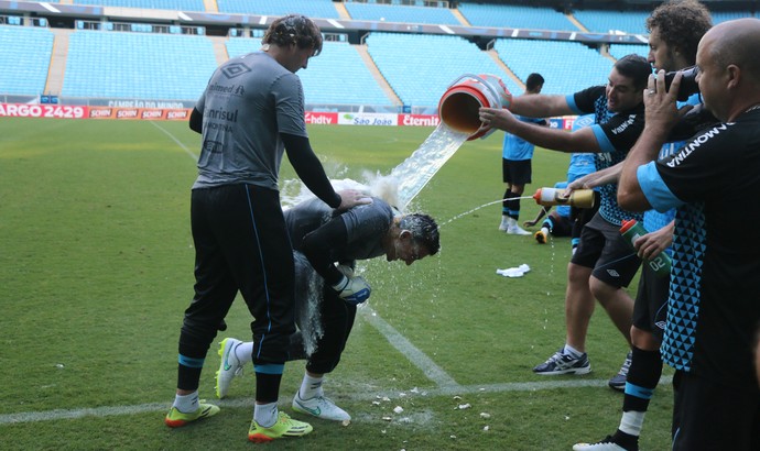 Leo completa 20 anos com chance de ser titular do Grêmio pela primeira vez