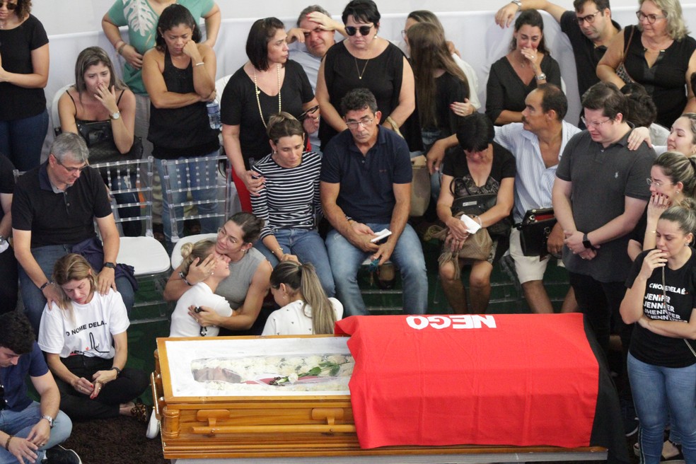Familiares e amigos em velório de Gabriel Diniz, em João Pessoa — Foto: Diogo Almeida/g1