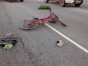 Bicicleta ficou pouco avariada e foi recolhida (Foto: Sabrina Borsato/ G1)