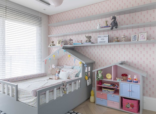 O quarto da filha mais nova também ganhou cama e cômoda de casinha da Raízes Móveis. Roupa de cama da Zara Home  (Foto: Rafael Renzo/Divulgação)