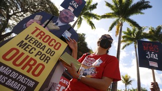 Sindicalistas fazem manifestação em frente ao Senado Federal pela instauração da CPI do MEC — Foto: Cristiano Mariz/Agência O Globo