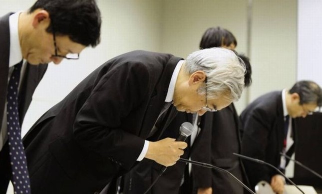 Executivos da responsáveis pela usina de Fukushima se curvam como pedido de desculpas (Foto: Reuters)