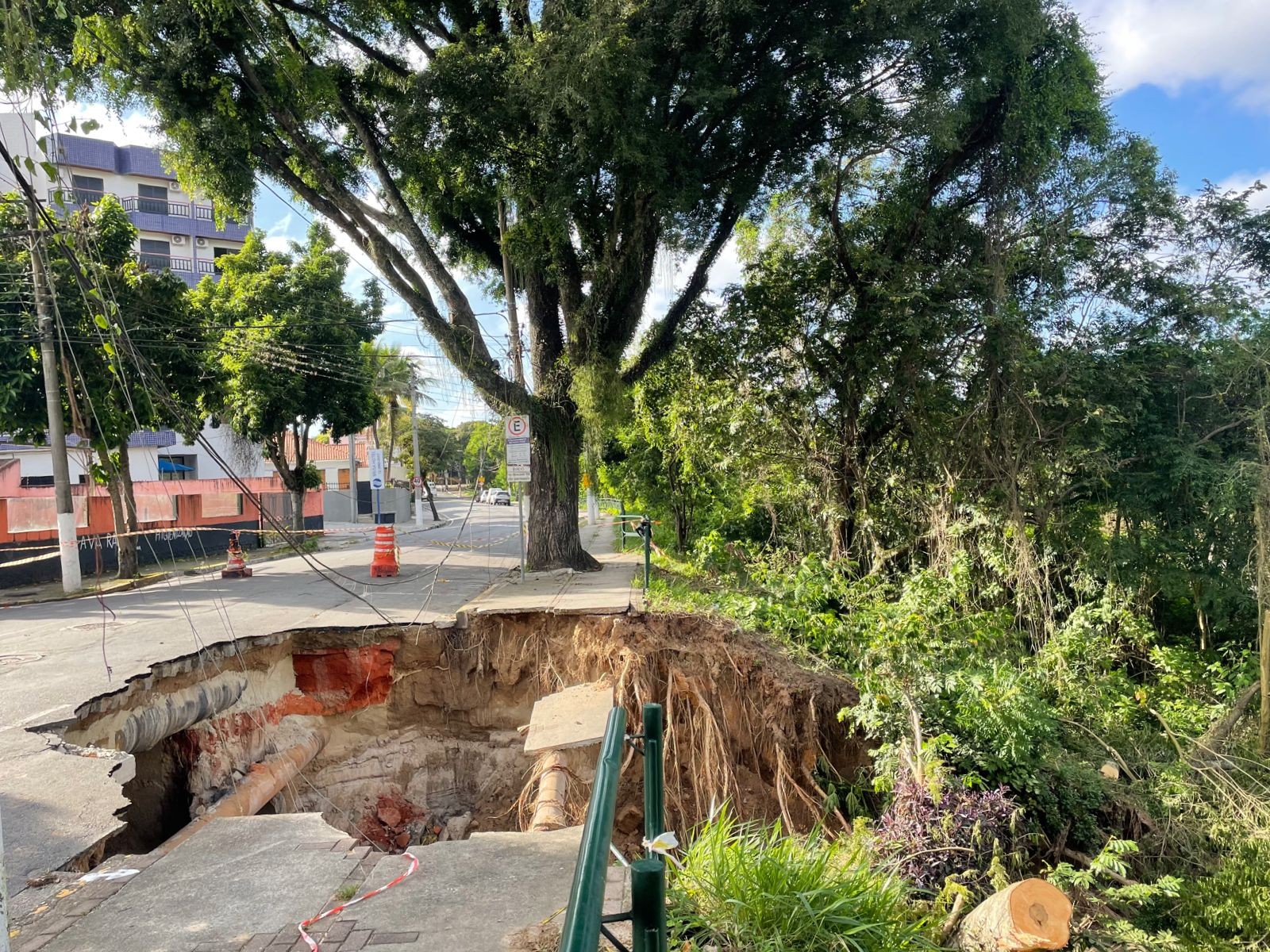 Obra em cratera em avenida em Jacareí deve ser entregue em um mês, diz prefeitura