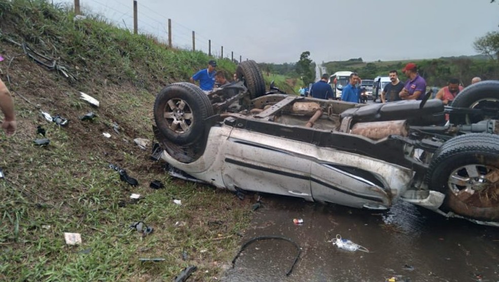 Caminhonete de advogado colidiu contra caminhão na Rodovia SP-217 em Rio Claro — Foto: Jornal Cidade Rio Claro