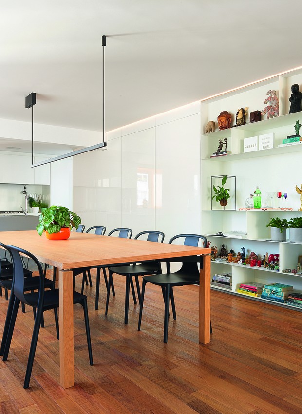 COZINHA GOURMET | A cozinha gourmet ao fundo do living foi pensada para servir e receber visitas. Pendente da Fas Iluminação, mesa de jantar da ,ovo e cadeiras da Micasa. Estante metálica com nichos executada pela Villa Ferg, marcenaria da Artigiano e revestimentos Sleek Concrete, da Caesarstone (Foto: Valentino Fialdini / Divulgação) A cozinha gourmet ao fundo do living foi pensada para servir e receber visitas. Pendente da Fas Iluminação, mesa de jantar da ,ovo e cadeiras da Micasa. Estante metálica com nichos executada pela Villa Ferg, marcenaria da Artigiano (Foto: Valentino Fialdini / Divulgação)