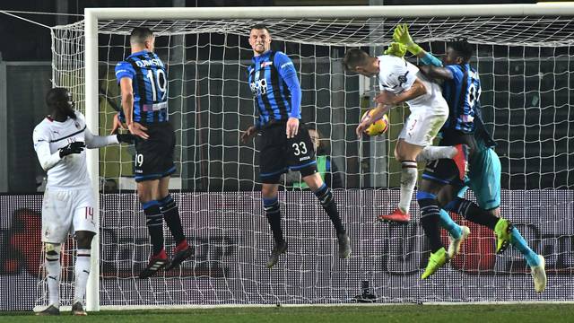 Piatek (de branco) marca de cabeça seu segundo gol no jogo e faz 3 a 1 para o Milan