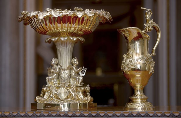 A fonte dourada, em que foram esculpidos lírios e querubins tocando a lira, foi encomendada pela rainha Victoria e usada pela primeira vez para o batismo da princesa Victoria em 1841 (Foto: REUTERS/Anthony Devlin)
