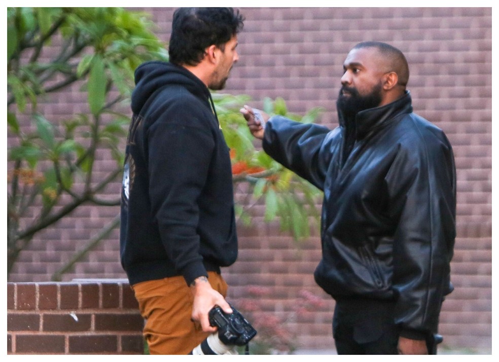 Kanye é visto discutindo com fotógrafos em frente a delegacia de Hollywood — Foto: The Grosby Group