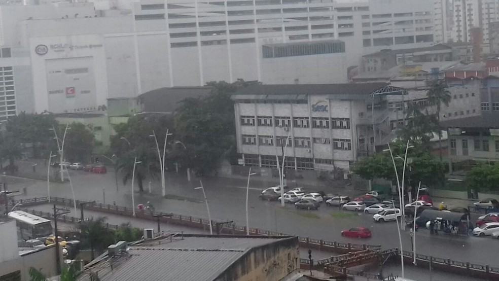 Doca ficou alagada com a chuva e maré alta (Foto: Larissa Noguchi/ TV Liberal)